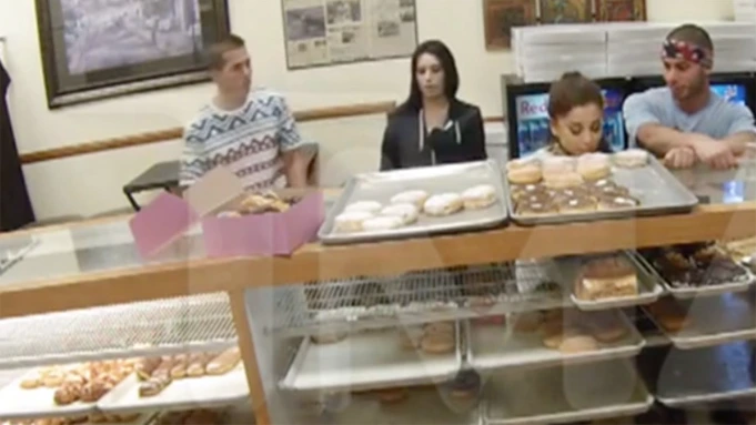 ariana_grande_donut_shop